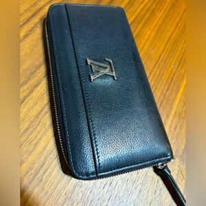Louis Vuitton lockme zippy wallet black